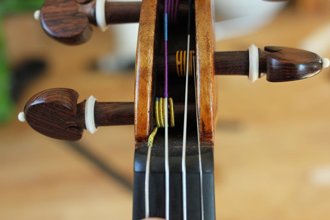 3 manières de installer les cordes d'un violon - wikiHow