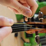 change violin strings and tighten the string
