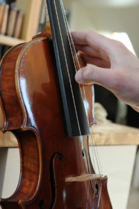 change violin strings without tightening too much