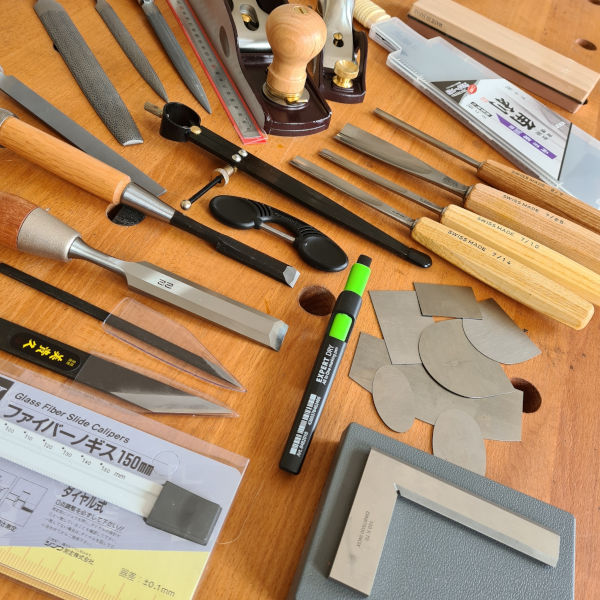 https://www.guillaume-kessler.com/wp-content/uploads/2020/10/outils-pour-apprenti-luthier-1.jpg